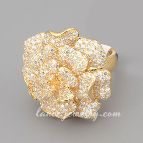 Romantic ring with many shiny cubic zirconia in the rose model 