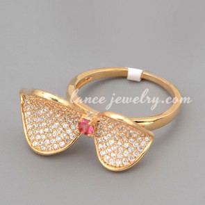 Sweet rings with many shiny cubic zirconia in the bowknot shape
