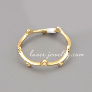 
Mignon ring with shiny cubic zirconia in the triangle shape