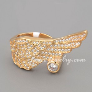 Elegant ring with shiny cubic zirconia in the wing shape