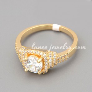 Sweet ring with white cubic zirconia in the circle shape