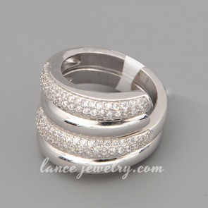 Trendy ring with many shiny cubic zirconia in the special shape