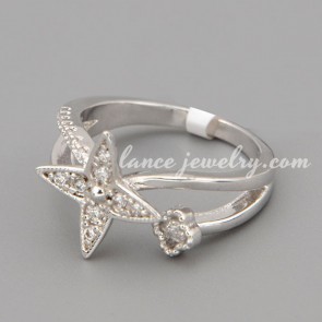 Charming ring with many shiny cubic zirconia in the cute flower shape 