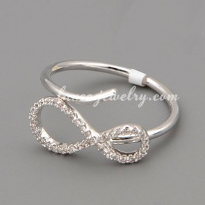 Lovely ring with many shiny cubic zirconia in the figure 8 model 