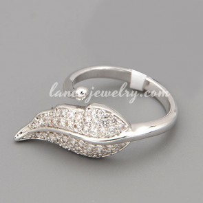 Pure ring with many shiny cubic zirconia in the cute leaf shape 