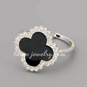 Elegant ring with many shiny cubic zirconia in the cute clover shape 