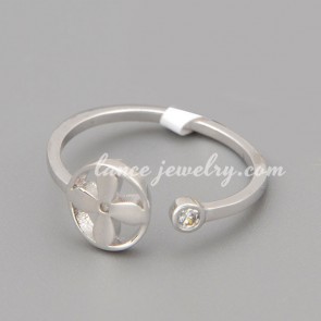 Cute ring with many shiny cubic zirconia in the circle & flower shape 