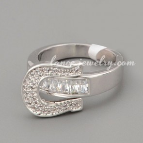 Personality ring with many shiny cubic zirconia in the buckle shape 