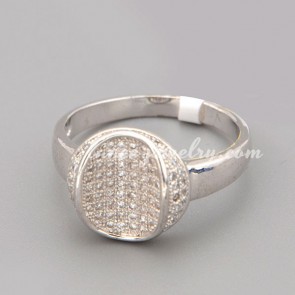 Fashion ring with many shiny cubic zirconia in the circle shape 