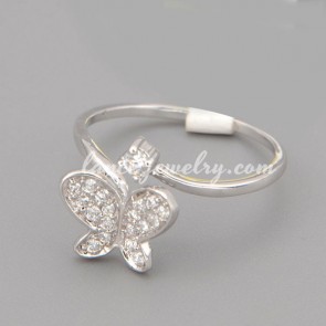Sweet ring with many shiny cubic zirconia in the butterfly shape 