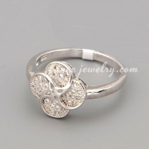 Mignon ring with many shiny cubic zirconia in the cute flower shape 