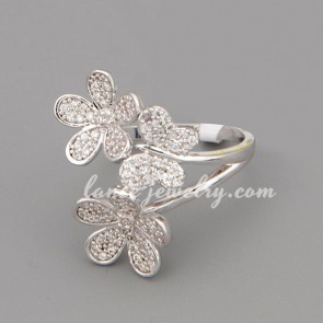 Charming ring with many shiny cubic zirconia in the cute flower & butterfly shape 