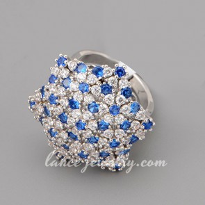Fascinating ring with many white & blue cubic zirconia in the special shape 