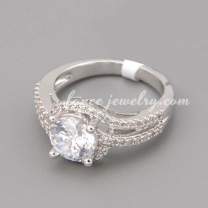 Mignon ring with many shiny cubic zirconia in the cute circle shape 