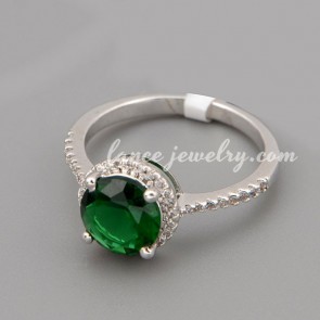 Dazzling ring with shiny green cubic zirconia in the cute circle shape 
