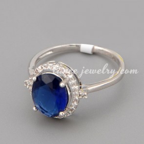 Cute ring with deep blue cubic zirconia in the circle shape 