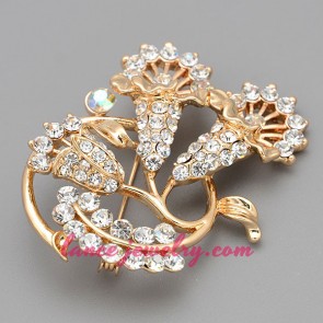 Special brooch with rhinestone beads decorated