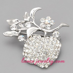 Sweet apple model brooch with leaves and flower decorated]