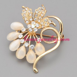 Popular brooch with rhinestone and cat eye beads decoration]