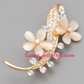 Nice brooch with cat eye flower models decorated