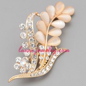 Fashion brooch with cate and rhinestone beads decoration