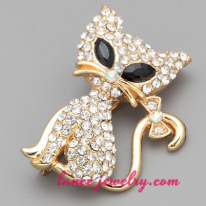 Lovely cat model brooch decorated with rhinestone beads
