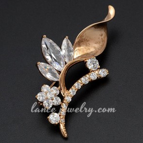 Delicate brass alloy brooch with leaf shape decoration
