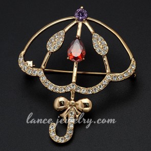 Exquisite alloy brooch decorated with an umbrella model