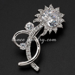 Charming flower shape brooch decorated with platinum plating