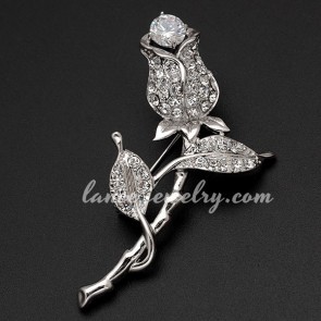 Mysterious brooch decorated with rhinestone leaves & flower