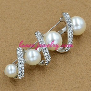 Fashion brooch with rhinestone beads and imitation pearls