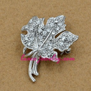 Nice brooch with maple leaf design decoration