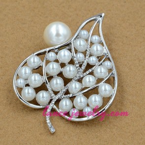 Trendy leaf model with imitation pearls decorated brooch