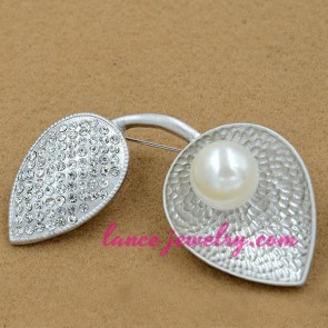 Glittering rhinestone beads and imitation pearl decorated brooch