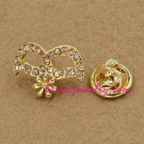 Delicate facial mask design decorated brooch