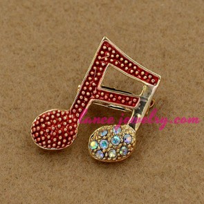 Trendy brooch with muscial note design