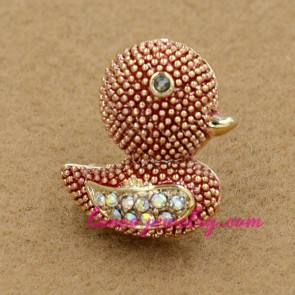 Fashion brooch with little duck design
