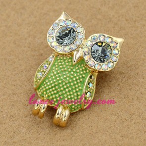Distinctive owl model decoration brooch