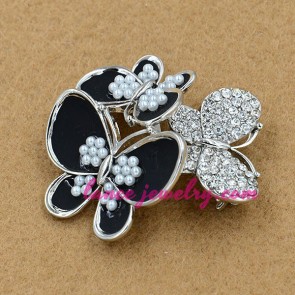 Delicate brooch with butterfly model decoration