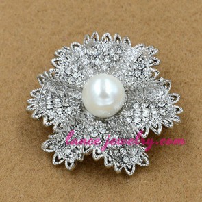 Elegant brooch with imitation pearl decoration