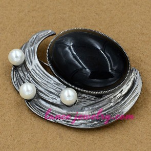 Elegant imitation pearls decorated brooch