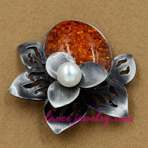 Classic brooch with flower model decoration
