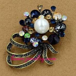 Delicate crystal beads decorated brooch