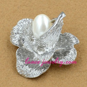 Unqiue imitation pearls decoration brooch