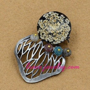 Delicate patterns decoration brooch