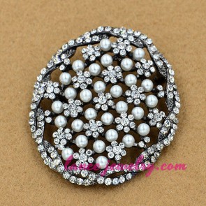 Delicate brooch with rhinestone beads 