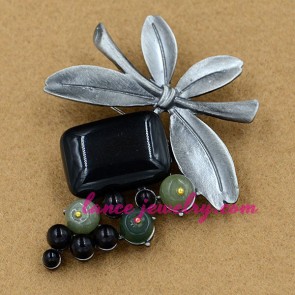 Elegant brooch with acrylic beads design