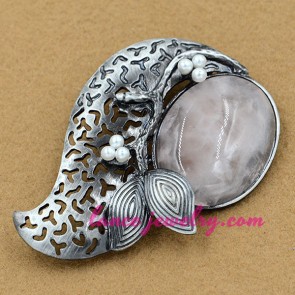 Delicate brooch with resin bead decoration