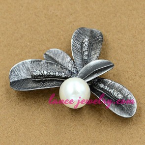Elegant imitation pearls decorated brooch