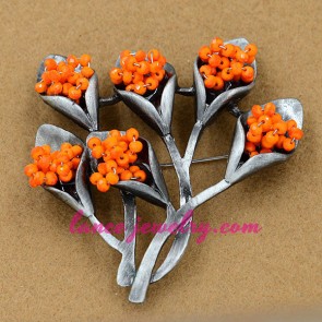 Bloomy flower patterns decorated brooch
